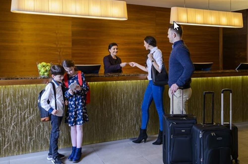Cork International Hotel Екстер'єр фото